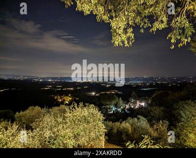 Vista panoramica da Montaione in Toscana di notte, Italia Foto Stock