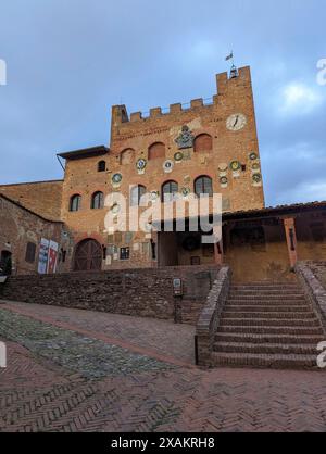 L'antica Piazza Pretorio nel centro di Certaldo alto in Toscana, Italia Foto Stock