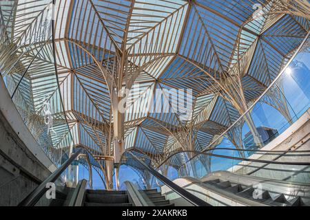 LISBONA, PORTOGALLO - 9 APRILE 2024: Stazione Gare do Oriente o stazione Lisbona Oriente, uno dei principali hub di trasporto intermodale portoghesi. Foto Stock