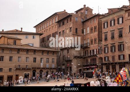 Antiche case medievali in mattoni che circondano la famosa Piazza del campo nel centro di Siena, Italia Foto Stock