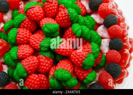 Vista ravvicinata dei dolci colorati a base di gelatina a forma di fragole. Messa a fuoco selettiva. Foto Stock