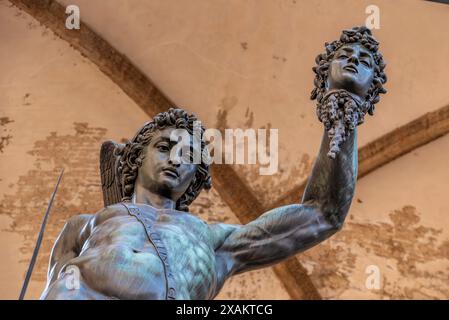 Statua di Perseo decapitando la Medusa di benvenuto Cellini presso la Loggioa dei Lanzi a Firenze, Italia Foto Stock