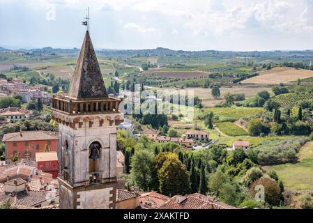 Vista aerea della piccola città medievale di Vinci in Toscana, Italia, luogo di nascita del genio Leonardo da Vinci Foto Stock