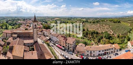 Vista aerea della piccola città medievale di Vinci in Toscana, Italia, luogo di nascita del genio Leonardo da Vinci Foto Stock