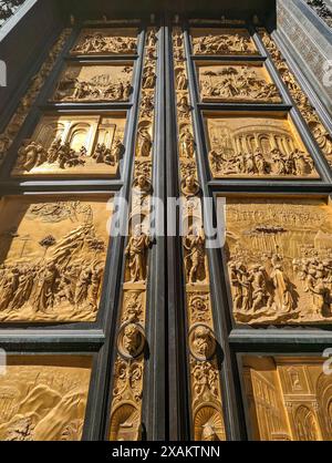 Porta del Paradiso presso il battistero della cattedrale di Santa Maria del Fiore a Firenze, Italia Foto Stock