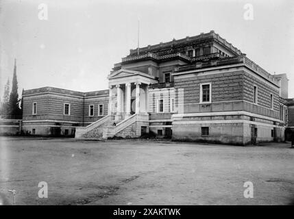 Palazzo del Parlamento, Atene, 1912. Mostra la vecchia sede del Parlamento che servì il Parlamento greco dal 1875 al 1935, situata in via Stadiou 11, Atene, Grecia. L'edificio è attualmente il National Historical Museum. Foto Stock
