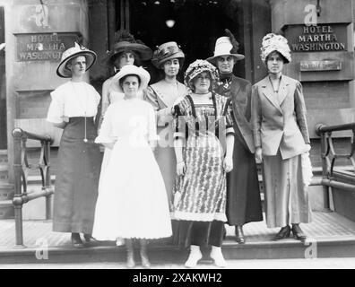 Oregon Girls in N. Y., c1912. Probabilmente mostra suffragisti dell'Oregon che visitavano New York prima di incontrare il presidente Wilson a Washington. Foto Stock