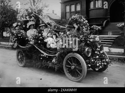 Festa annuale dei fiori, Portland, Oregon, tra c1910 e c1915. Mostra l'auto decorata, forse al Portland Rose Festival. Foto Stock