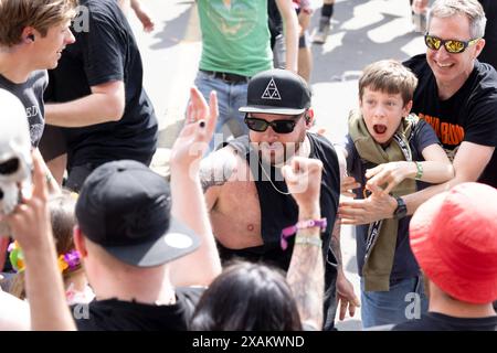 Rock am Ring, Festival Tag 1, Nürburgring, 07.-09.06.2024 Adenau, Deutschland - 7,6.2024: Ben Thatcher, Schlagzeuger von Royal Blood, im Publikum bei Rock am Ring. DAS Festival findet am Nürburgring in der Nähe der Stadt Adenau vom 07.-09.06.2024 statt. Adenau Rheinland-Pfalz Deutschland *** Rock am Ring, Festival Day 1, Nürburgring, 07 09 06 2024 Adenau, Germania 7 6 2024 Ben Thatcher, batterista dei Royal Blood, tra il pubblico al Rock am Ring il festival si svolge al Nürburgring vicino alla città di Adenau dal 07 09 06 2024 Adenau Rheinland Pfalz Germania Copyright: xChristianxEnderx Foto Stock