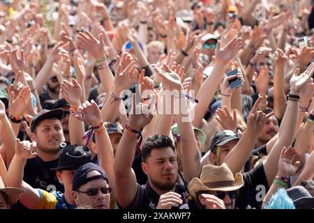 Rock am Ring, Festival Tag 1, Nürburgring, 07.-09.06.2024 Adenau, Deutschland - 7,6.2024: Fans hören Royal Blood bei Rock am Ring. DAS Festival findet am Nürburgring in der Nähe der Stadt Adenau vom 07.-09.06.2024 statt. Adenau Rheinland-Pfalz Deutschland *** Rock am Ring, Festival Day 1, Nürburgring, 07 09 06 2024 Adenau, Germania 7 6 2024 fan ascoltano Royal Blood al Rock am Ring il festival si svolge al Nürburgring vicino alla città di Adenau dal 07 09 06 2024 Adenau Rheinland Pfalz Germania Copyright: xChristianxEnderx Foto Stock