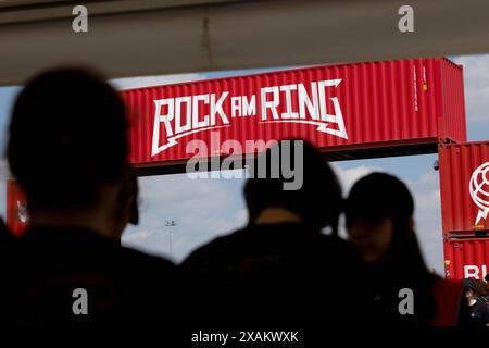 Rock am Ring, Festival Tag 1, Nürburgring, 07.-09.06.2024 Adenau, Deutschland - 7,6.2024: Fans betreten das Gelände bei Rock am Ring. DAS Festival findet am Nürburgring in der Nähe der Stadt Adenau vom 07.-09.06.2024 statt. Adenau Rheinland-Pfalz Deutschland *** Rock am Ring, Festival Day 1, Nürburgring, 07 09 06 2024 Adenau, Germania 7 6 2024 fan entrano nel parco di Rock am Ring il festival si svolge presso il Nürburgring vicino alla città di Adenau dal 07 09 06 2024 Adenau Rheinland Pfalz Germania Copyright: xChristianxEnderx Foto Stock