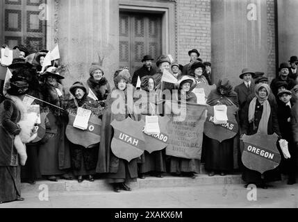 Raccolta suffragi escursionisti, 1913. Mostra gli escursionisti a suffragio che hanno preso parte all'escursione a suffragio da New York a Washington, D.C. che si è unita alla parata della National American Woman Suffrage Association del 3 marzo 1913. Foto Stock