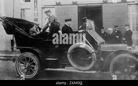 Principe di Galles in Germania, 1913. Mostra Edoardo, Principe di Galles, (poi Edoardo VIII, Duca di Windsor) (1894-1972) seduto su un'automobile da turismo Pierce-Arrow del 1910 con Hermann Georg Fiedler, professore di tedesco all'Università di Oxford il 31 marzo 1913 fuori dalla Zeppelin Works a Friedrichschafen, Germania. Ferdinand Graf von Zeppelin (1838-1917) è in berretto bianco vicino alla porta. Foto Stock