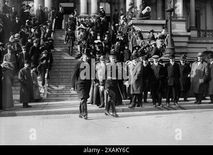 Sez. Stimson &amp; ufficiali, 1 gennaio '13, 1913. Mostra il Segretario alla Guerra Henry L. Stimson che cammina accanto al Capo di Stato maggiore dell'Esercito, il maggiore generale Leonard Wood al ricevimento di Capodanno del Presidente William H. Taft, il 1° gennaio 1913, al The State, War, e il Navy Building a Washington, D.C. Foto Stock