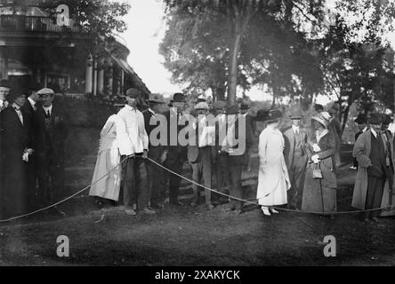Taft, Brookline, 1913 anni. Mostra il presidente William H. Taft al campionato aperto della U.S. Golf Association al Country Club di Brookline, Massachusetts, settembre 1913. L'uomo con cappello a scacchi è Herbert Jacques, presidente della Massachusetts Golf Association. Foto Stock