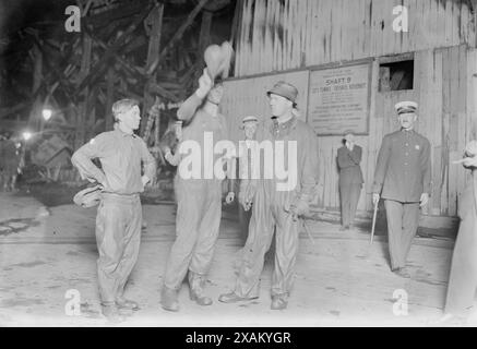 Incendio dell'acquedotto salvato, 1913. Probabilmente mostra l'incendio dell'acquedotto Catskill, New York City, 1913. Nell'agosto 1913, tre uomini furono uccisi e altri 62 intrappolati in un tunnel ad Harlem, parte dell'acquedotto Catskill, quando un incendio scoppiò in un negozio di fabbri alla testa del pozzo. Era particolarmente pericoloso perché 900 libbre di dinamite erano immagazzinate nel tunnel. Non c'era luce, non c'era aria fresca e molto fumo, ma alla fine gli uomini intrappolati furono salvati Foto Stock