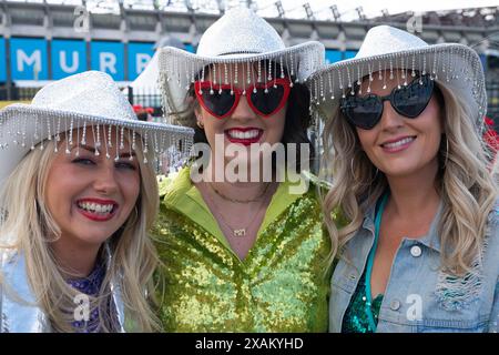 Edimburgo, Scozia, Regno Unito. 7 giugno 2024. Migliaia di fan di Taylor Swift o Swifties scendono sullo Scottish gas Murrayfield Stadium davanti al primo dei tre concerti della cantante durante il suo Eeras Tour nella capitale scozzese. Iain Masterton/Alamy Live News Foto Stock