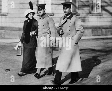 Victoria Louise, Ernst August e il principe Oscar, 1913. Spettacoli (da sinistra a destra), la principessa Vittoria Luisa di Prussia (con una macchina fotografica), suo marito il principe Ernesto Augusto, duca di Brunswick e il principe Oskar di Prussia (fratello di Vittoria Luisa). La principessa Vittoria Luisa e il principe Ernesto Augusto si sposarono nel 1913. Foto Stock