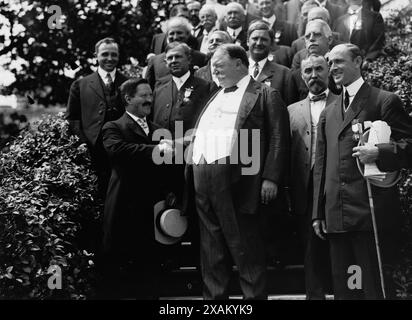 Taft e notifica Comm A Wh. Casa, 1912. Mostra un gruppo alla Casa Bianca, Washington, D.C., tra cui Luther A. Brewer di Cedar Rapids, Iowa, in piedi a sinistra del presidente William Howard Taft. Foto Stock