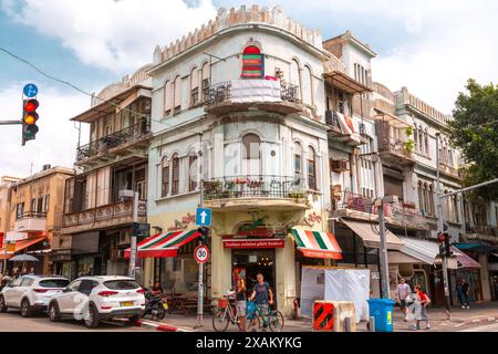 Tel Aviv, Israele - 2 ottobre 2023 - Vista della strada dalla via Nachalat Binyamin, una strada vivace con negozi e caffetterie nel centro di Tel Aviv, Foto Stock