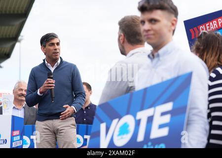 Il primo ministro Rishi Sunak parla durante una visita al Melksham Town Football Club, mentre si trovava sul sentiero della campagna elettorale generale. Data foto: Venerdì 7 giugno 2024. Foto Stock