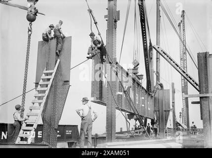 Messa in posizione di trave da 46 tonnellate - Cons. Gas Co's Bldg., 1913. Mostra l'edificio della Consolidated gas Company, 15th e Irving, New York City. Foto Stock