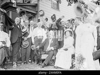 Cheering Sickles, 1913 anni. Mostra il generale Daniel Sickles alla riunione di Gettysburg (la grande riunione) del luglio 1913, che commemorò il 50 ° anniversario della battaglia di Gettysburg. Foto Stock