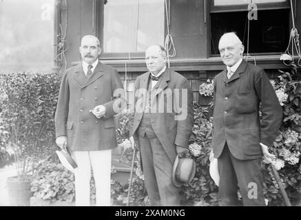 J.P. Morgan, visconte Haldane, e Sir K.M. McKenzie, 1913 anni. Mostra J.P. Morgan Jr., Richard Burdon Sanderson Haldane, i visconte Haldane (1856-1928); e Sir Kenneth Augustus Muir Mackenzie (1845-1930), i barone Muir-Mackenzie alla U.S. Military Academy, West Point, New York State, 30 agosto 1913. Foto Stock