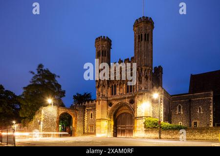 Serata alla porta di Fyndon (St Augustine's Abbey Great Gate) a Canterbury, Kent, Inghilterra. Foto Stock