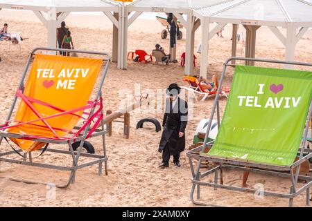 Tel Aviv, Israele - 2 ottobre 2023 - uomo ebreo ultraortodosso non identificato sulla spiaggia di Tel Aviv. Foto Stock