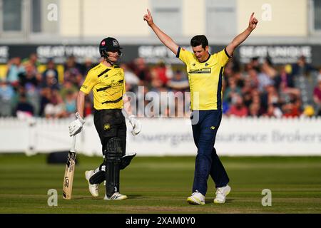 Bristol, Regno Unito, 7 giugno 2024. Chris Wood dell'Hampshire celebra il wicket di James Bracey del Gloucestershire durante il Vitality Blast match T20 tra Gloucestershire e Hampshire Hawks. Crediti: Robbie Stephenson/Gloucestershire Cricket/Alamy Live News Foto Stock