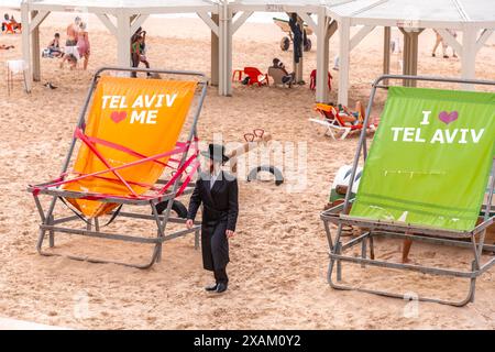 Tel Aviv, Israele - 2 ottobre 2023 - uomo ebreo ultraortodosso non identificato sulla spiaggia di Tel Aviv. Foto Stock