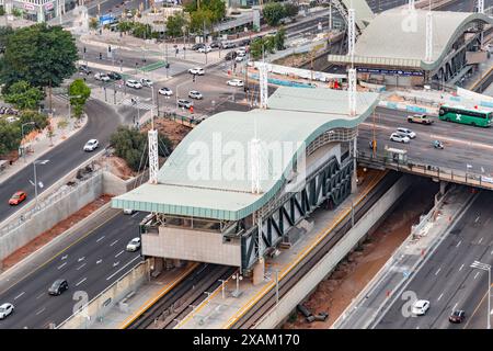 Tel Aviv, Israele - 14 ottobre 2023 - veduta aerea della stazione ferroviaria di HaShalom nel quartiere finanziario di Tel Aviv, Israele. Foto Stock