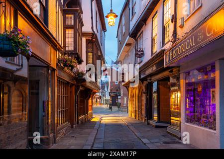 Alba su Mercery Lane a Canterbury, Inghilterra. Foto Stock