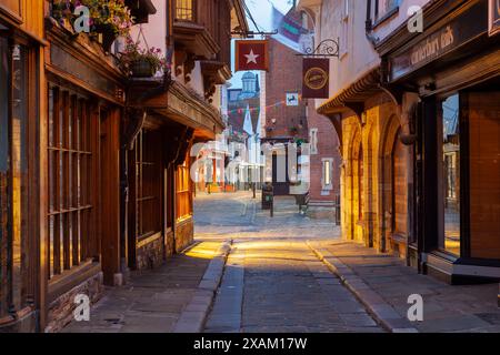 Alba su Mercery Lane a Canterbury, Kent, Inghilterra. Foto Stock