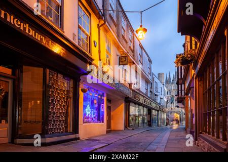 Alba su Mercery Lane a Canterbury, Kent, Inghilterra. Foto Stock