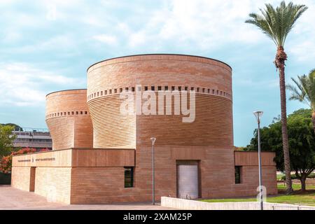 Tel Aviv, Israele - 27 ottobre 2023 - la sinagoga Cymbalista e il Centro del patrimonio ebraico è un centro culturale e la sinagoga principale della Tel Aviv University Foto Stock