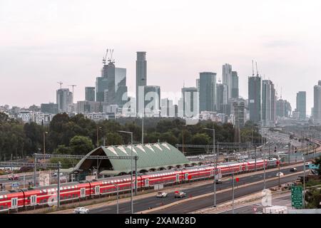 Tel Aviv, Israele - 27 ottobre 2023: Uffici moderni e torri residenziali nelle città di Gush Dan. Tel Aviv, Ramat Gan, Givatayim, Bnei Brak. Foto Stock