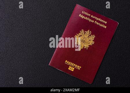 Passaporto della Repubblica di Francia, biglietti aerei e denaro su sfondo di cemento scuro. Contesto concettuale sul tema del turismo e dei viaggi Foto Stock