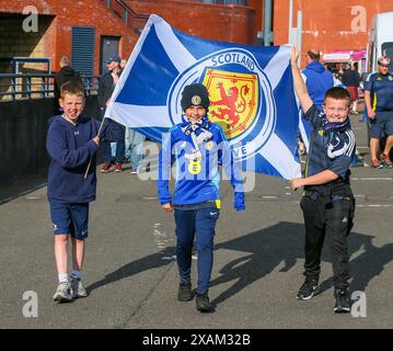 Glasgow, Regno Unito. 7 giugno 2024. I tifosi scozzesi arrivano presto per sostenere la propria squadra, giocando in un'amichevole internazionale uefa a Hampden Park, Glasgow, Scozia, Regno Unito. Questa è l'ultima partita che la Scozia giocherà prima di giocare con la Germania nella partita di apertura degli euro. Crediti: Findlay/Alamy Live News Foto Stock