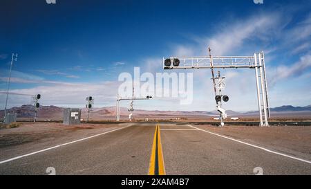 Attraversamento ferroviario sulla National Trails Highway nel deserto del Mojave vicino a Ludlow, California, Stati Uniti Foto Stock