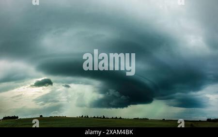 Le nuvole di tempesta Supercell sono caratterizzate da un'intensa pioggia tropica. Lituania Foto Stock