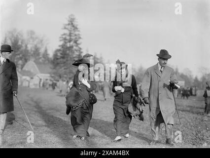 Sig.ra A. Butler-Duncan; sig.ra Ruth Moller; William Archer Thompson, 1913. Mostra la scena dell'asta del 1° novembre 1913 nella fattoria di Long Island del defunto sindaco di New York William Jay Gaynor, morto a settembre. Foto Stock