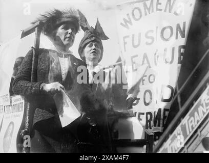 Sig.ra J.B. Harriman [e] Sig.ra C.D. Gibson, 1913 anni. Mostra le suffragette Mrs. Charles Dana Gibson (Irene Langhorne) (m. 1956) e Mrs. J. Borden Harriman (Florence Jaffray "Daisy" Harriman) (1870-1967), leader della Women's Fusion League, probabilmente facendo una campagna insieme per il sindaco di New York Mitchel nell'ottobre 1913. Foto Stock