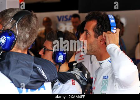 Montreal, Canada. 7 giugno 2024. Daniel Ricciardo (AUS) camera e colazione Campionato del mondo di Formula 1, Rd 9, Gran Premio del Canada, venerdì 7 giugno 2024. Montreal, Canada. Crediti: James Moy/Alamy Live News Foto Stock