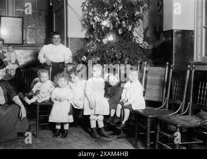 Casa di alloggio N.Y.C. -- albero di Natale, tra c1910 e c1915. Foto Stock