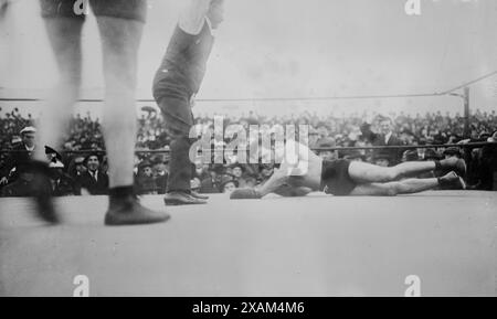 Pelky [ovvero Pelkey] eliminato, 1914. Mostra il pugile Arthur Pelkey a terra, dopo essere stato eliminato in un combattimento con "Gunboat" Smith a San Francisco il 1 gennaio 1914. Foto Stock