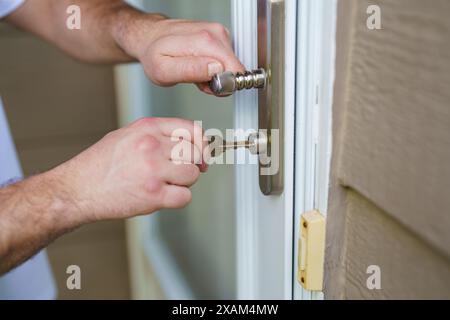 La mano degli uomini apre la porta Foto Stock