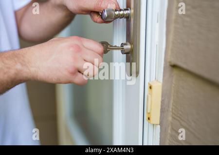 La mano degli uomini apre la porta Foto Stock