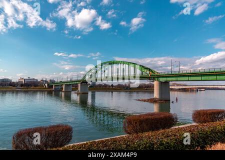 Belgrado, Serbia - 8 febbraio 2024: Il Ponte Vecchio di Sava è un ponte lungo 430 metri e largo 40 metri, che attraversa il fiume Sava a Belgrado, Serbia. Foto Stock